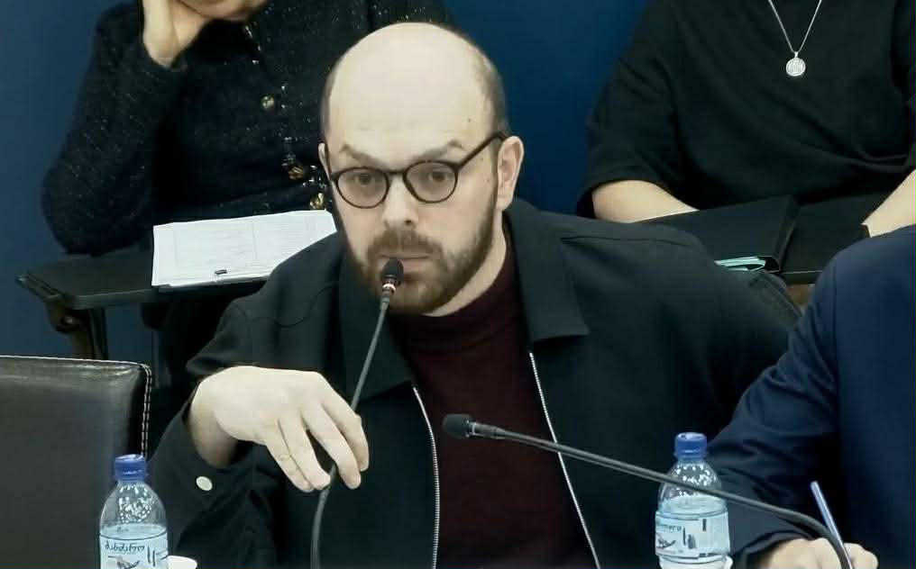 ვაჟა დარჩია ბათუმის საკრებულოში უმრავლესობის დეპუტატებს - მუნიციპალური სამსახურის უფროსი დაიბარეთ და იკითხეთ, რა მოხდა? ღარიბებს რატომ უნგრევთ ჯიხურებს და მდიდრებს რატომ უტოვებთ, რატომ ხდება შერჩევითი სამართალი?