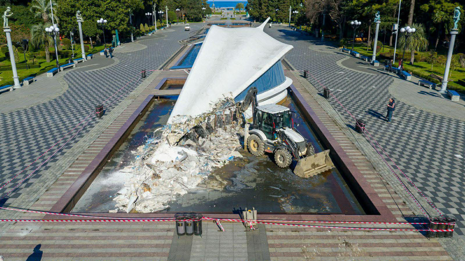 ბათუმის ბულვარში ქორწინების სახლის დემონტაჟი მიმდინარეობს