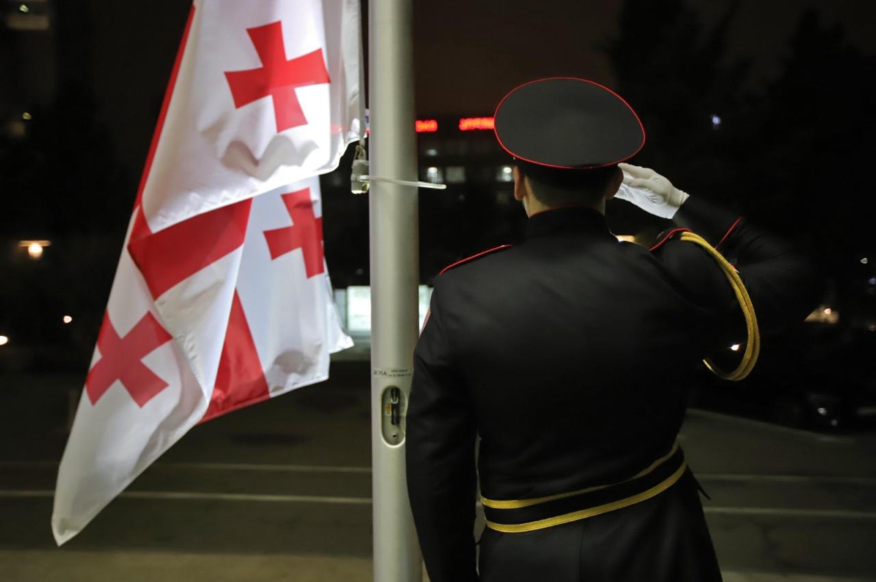 საბჭოთა ოკუპაციის დღესთან დაკავშირებით ადმინისტრაციულ შენობებზე სახელმწიფო დროშები დაეშვა