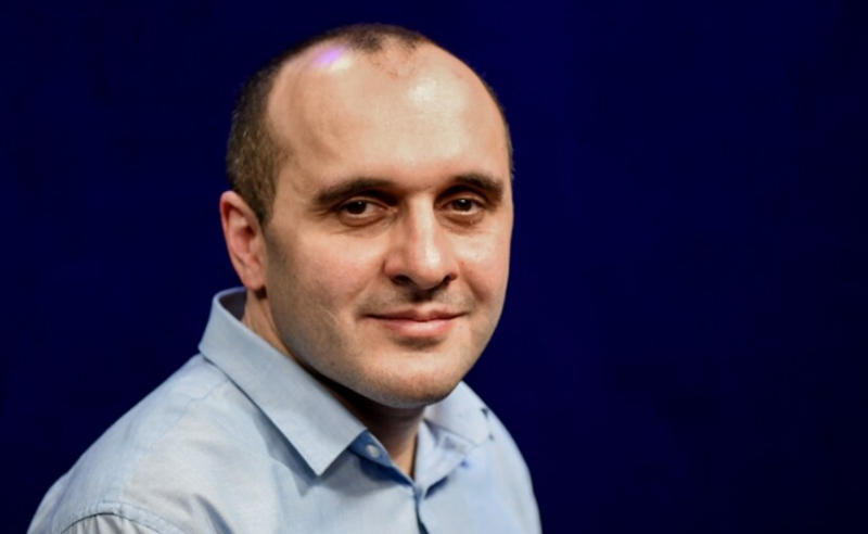 საია - ასოციაციის იურისტი, გიორგი გოცირიძე, ტროტუარზე დგომის ფორმით მშვიდობიანი პროტესტის გამო სასამართლოში დაიბარეს