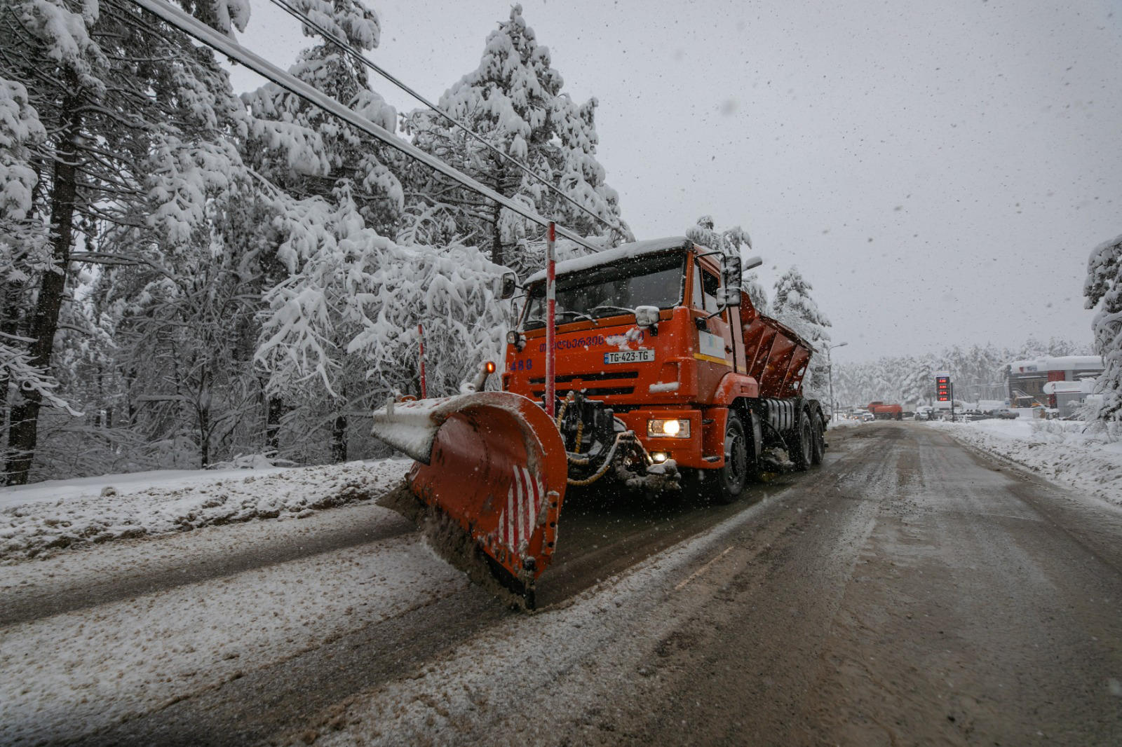 თბილისის მერია - თბილისში და შემოერთებულ ტერიტორიებზე გზების თოვლისგან გაწმენდა ინტენსიურად გრძელდება