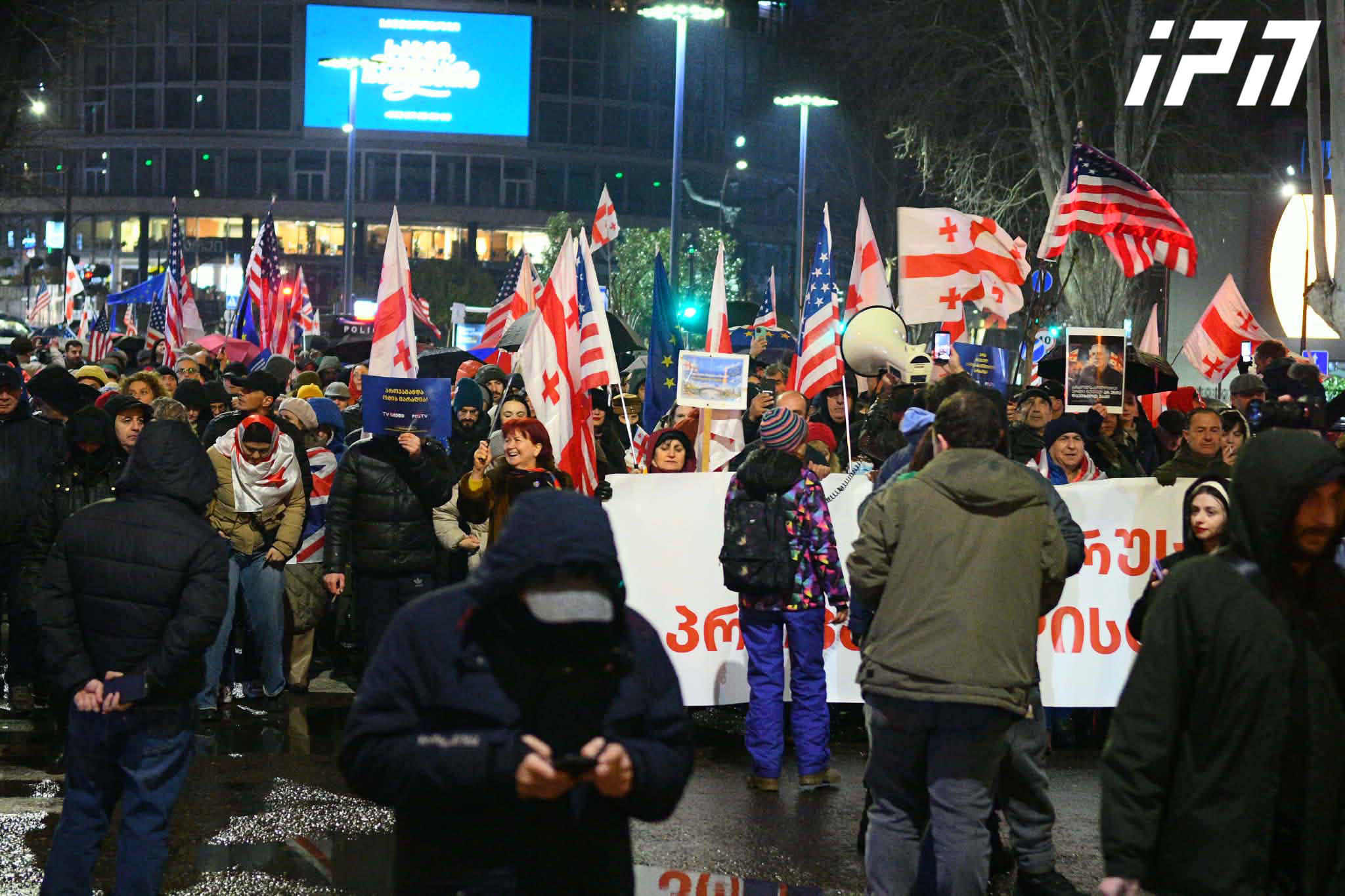 ლოზუნგით - „არა რუსულ პროპაგანდისტულ არხებს“, პარლამენტისკენ საპროტესტო მარში მიმდინარეობს