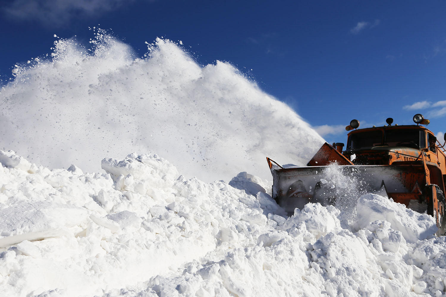 ქვეყნის მასშტაბით, საავტომობილო გზების გარკვეულ მონაკვეთებზე კვლავ შეზღუდვები მოქმედებს