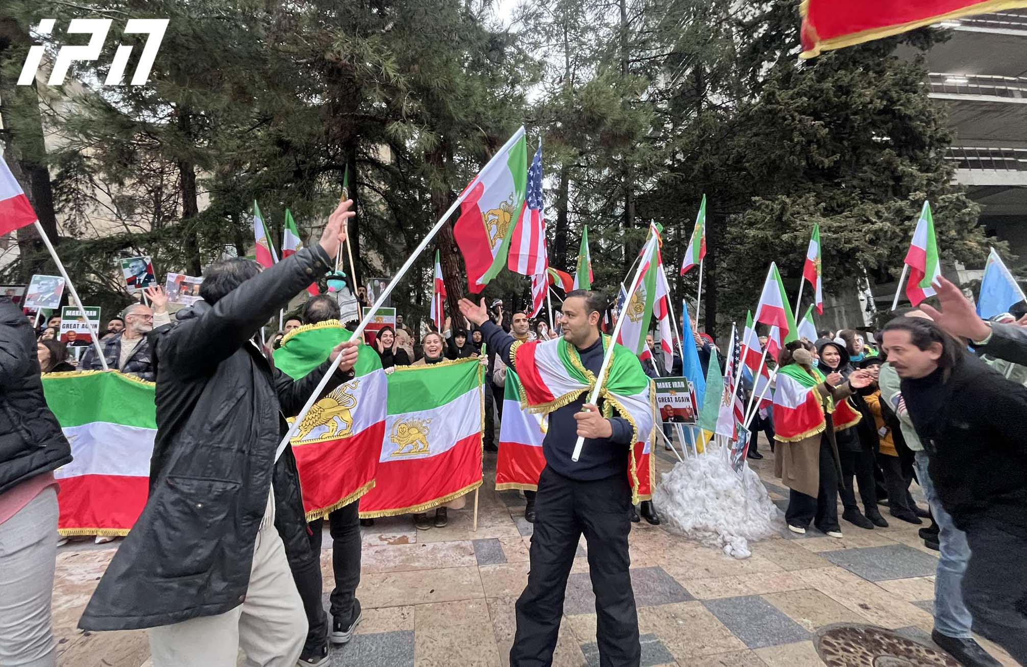 თბილისში ირანის საელჩოსთან მოქალაქეები შეიკრიბნენ