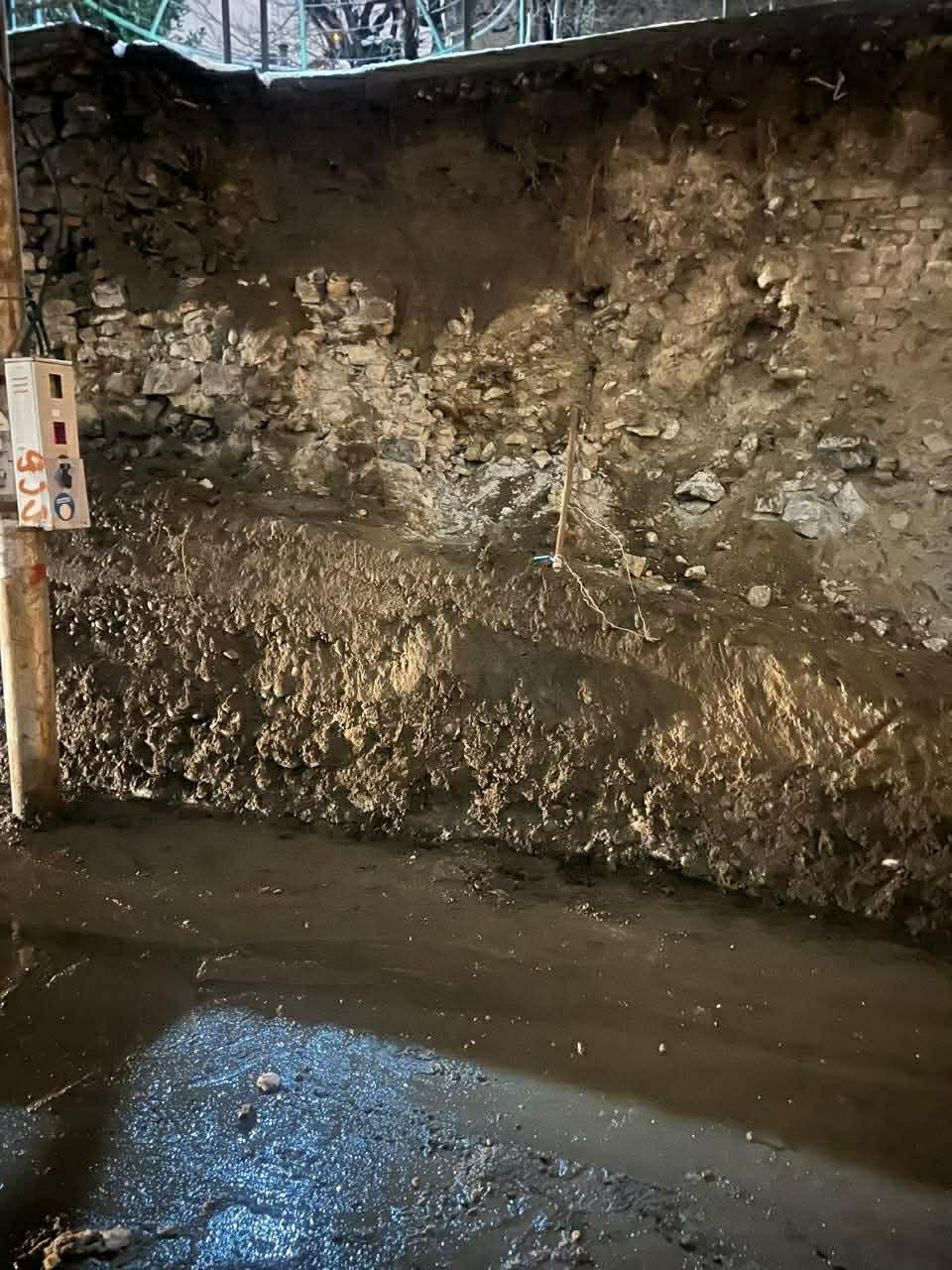 უხვი ნალექის გამო, გურამ ასათიანის ქუჩაზე კედელი ჩამოინგრა