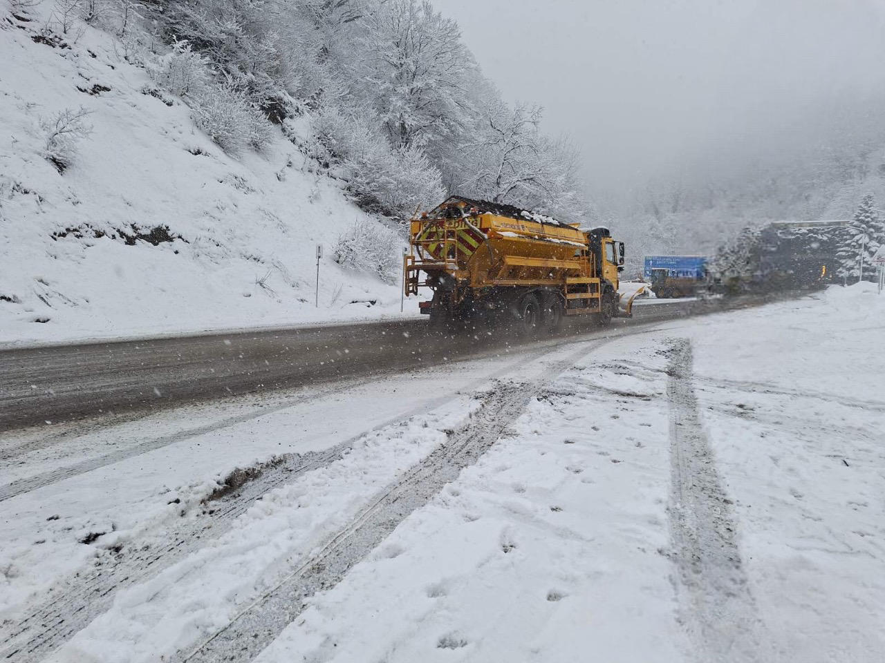 ქარელის სატრანსპორტო კვანძი-ბორითის სატრანსპორტო კვანძის მონაკვეთზე მისაბმელიანი და ნახევრადმისაბმელიანი ავტოტრანსპორტის მოძრაობა აკრძალულია