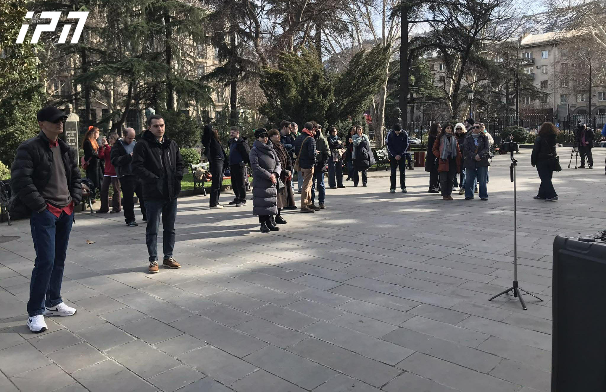 თსუ-ს პირველი კორპუსის ეზოში, განათლების რეფორმასთან დაკავშირებით, მორიგი საჯარო დისკუსია მიმდინარეობს