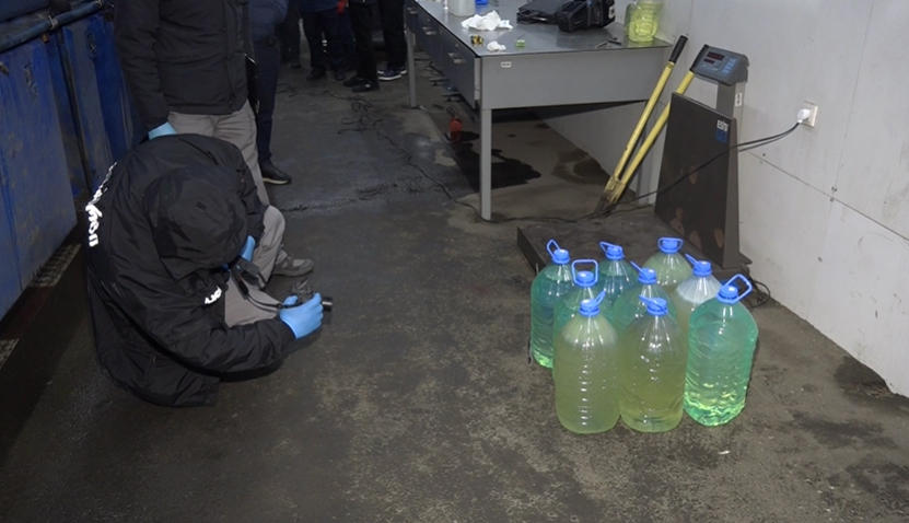 სამართალდამცველებმა 125 ლიტრი ნარკოტიკული საშუალება „მეტამფეტამინის“ შემცველი სითხე ამოიღეს - დაკავებულია უცხო ქვეყნის მოქალაქე