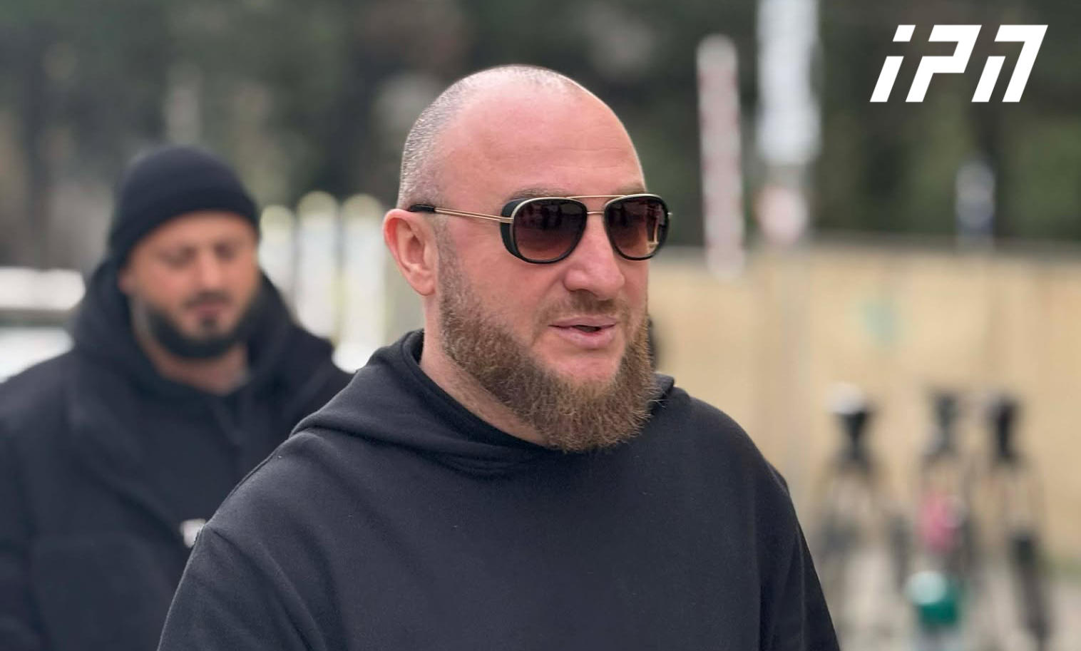 კოკა მორგოშიას განცხადებით, ოთარ ფარცხალაძე 2020-2021 წლებში გაიცნო, 2022 წლის ბოლოს კი ურთიერთობა დაეძაბათ, რადგან „ფარცხალაძეს ტელეკომპანიის წილის ყიდვაზე უარი უთხრა“