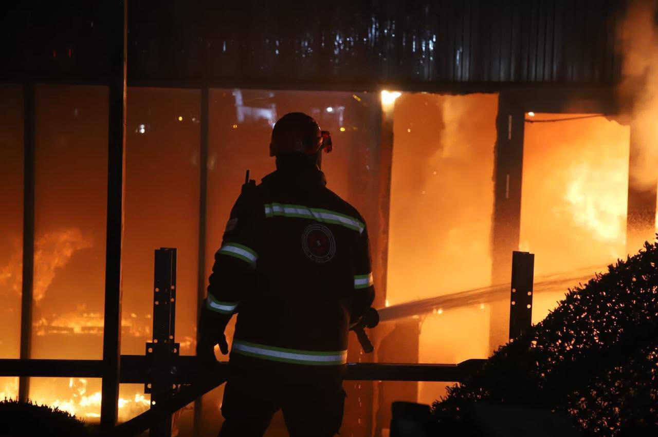 დიდ დიღომში, სასაწყობე ფართში ხანძარია