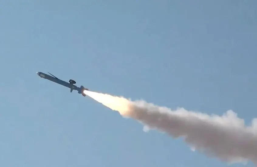 არაბთა გაერთიანებული საამიროების თავდაცვის სამინისტროს განცხადებით, დღეს ირანის მიერ გაშვებული 15 რაკეტა და 119 დრონი ჩამოაგდეს