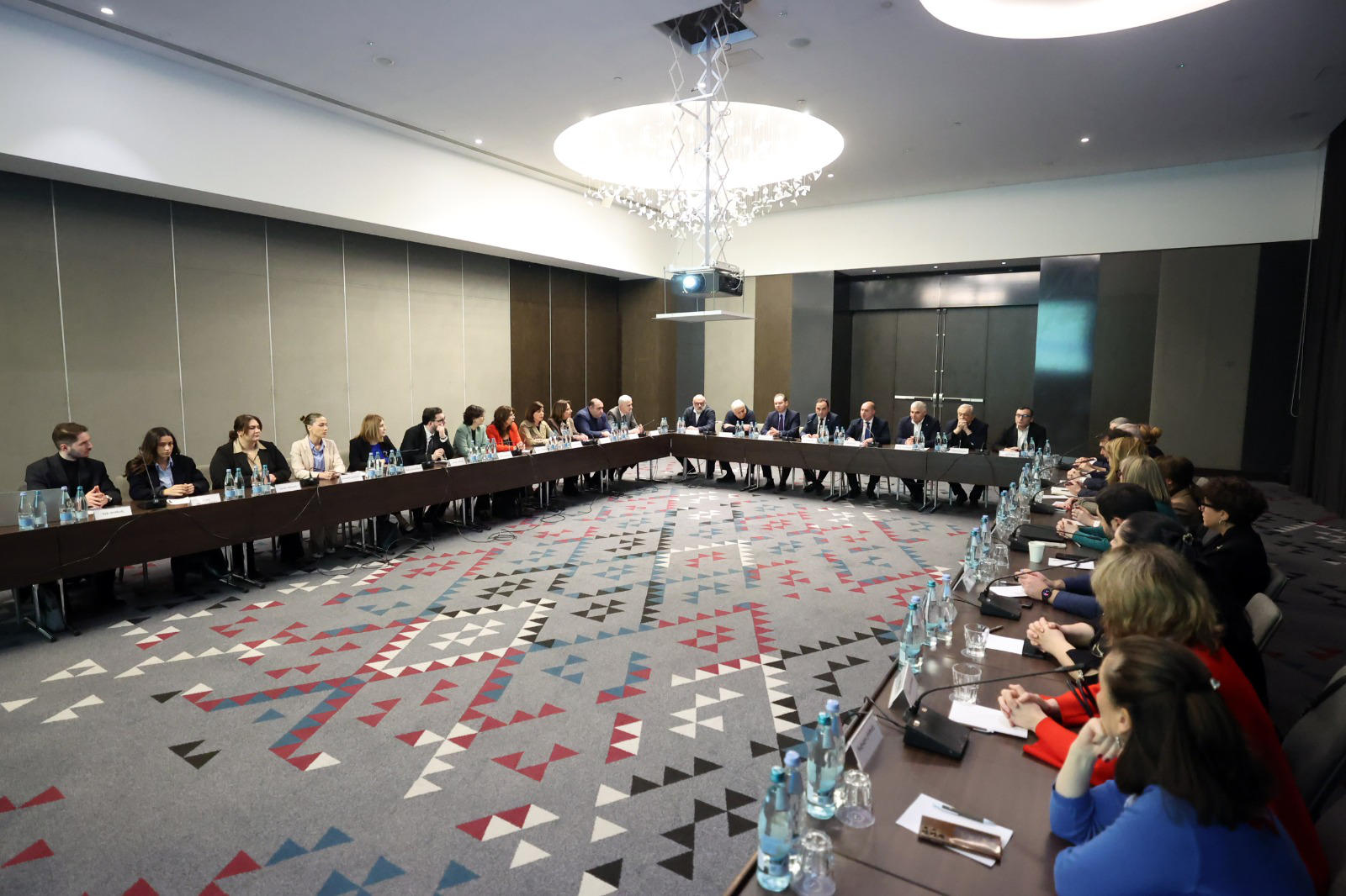 „განათლებისა და მეცნიერების შესახებ“ ახალი კანონპროექტის შემუშავების მიზნით შექმნილი სამუშაო ჯგუფის პირველ შეხვედრაზე შეთანხმდნენ, რომ პროექტი პარლამენტს საშემოდგომო სესიაზე წარედგინება