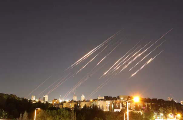 მედია - ირანმა ისრაელს ბალისტიკური რაკეტებით შეუტია