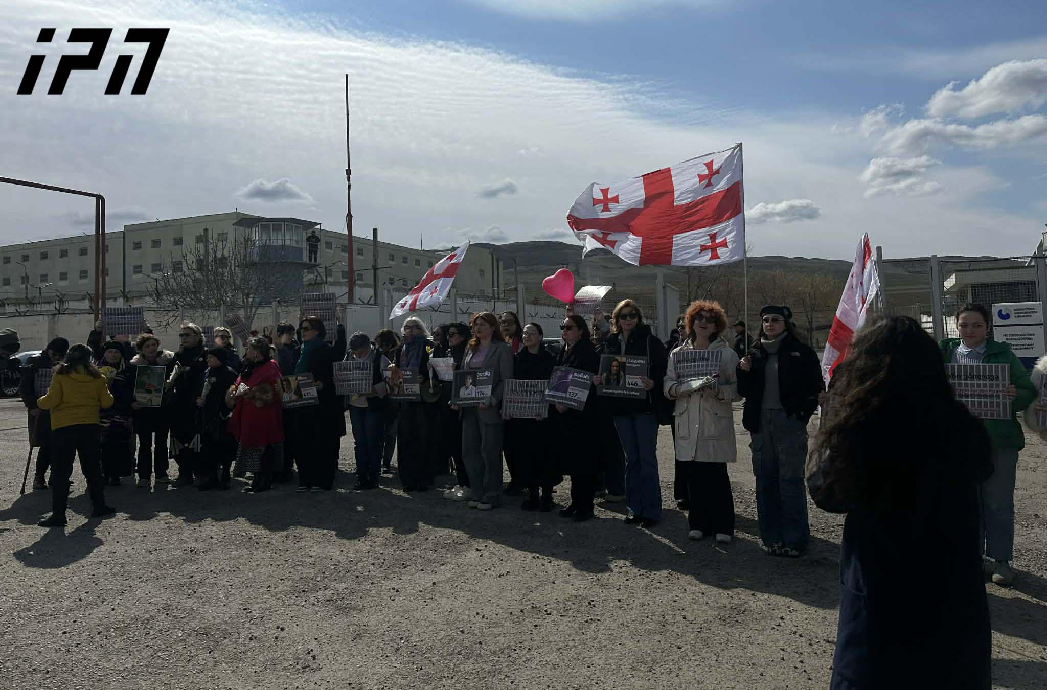 სოლიდარობის ნიშნად ქალთა ციხესთან მოქალაქეები შეიკრიბნენ