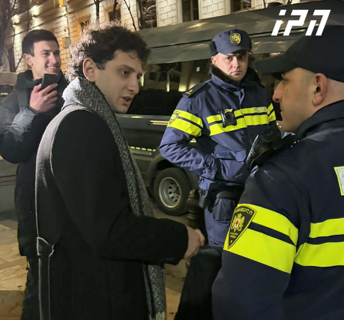 რუსთაველის გამზირზე სამართალდამცველები მოქალაქეებს ჩხრეკენ