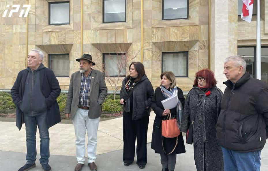 ილიას სახელმწიფო უნივერსიტეტის ლექტორებმა მთავრობის ადმინისტრაციას პრემიერ-მინისტრთან შეხვედრის მოთხოვნით მიმართეს