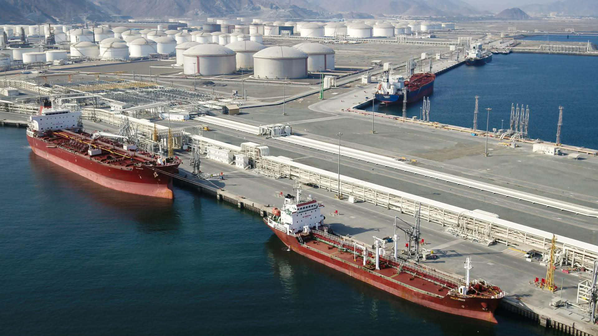 Reuters - დრონით თავდასხმის შემდეგ არაბთა გაერთიანებული საამიროების ალ-ფუჯაირას პორტში ხანძარი გაჩნდა