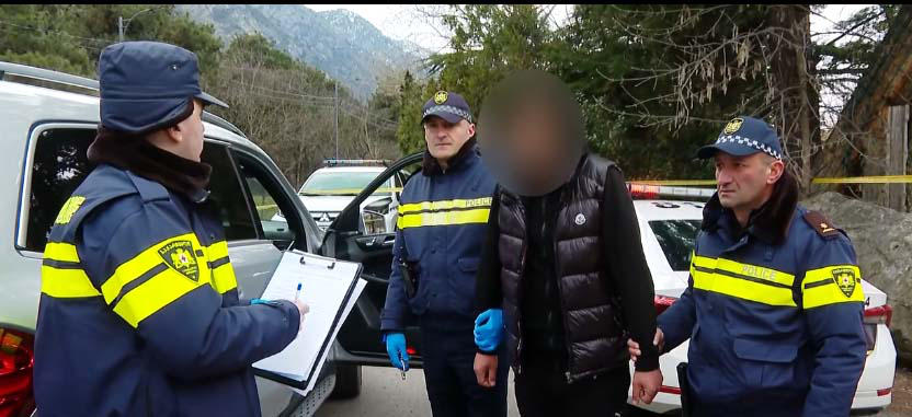 პოლიციამ განსაკუთრებით დიდი ოდენობით ნარკოტიკული საშუალების შეძენა-შენახვისა და უკანონო რეალიზაციის ხელშეწყობის ბრალდებით ერთი პირი დააკავა