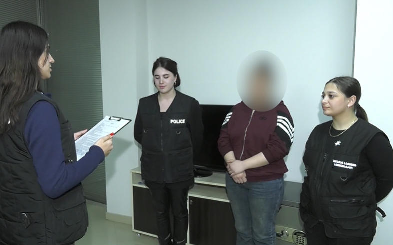 მარნეულში ქალი მცირეწლოვან შვილებზე ძალადობის ბრალდებით დააკავეს