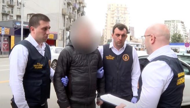 შსს-მ საპატრულო პოლიციის თანამშრომელი ქრთამის აღების, დაცვის პოლიციის თანამშრომელი კი სამსახურებრივი უფლებამოსილების ბოროტად გამოყენების ბრალდებით დააკავა