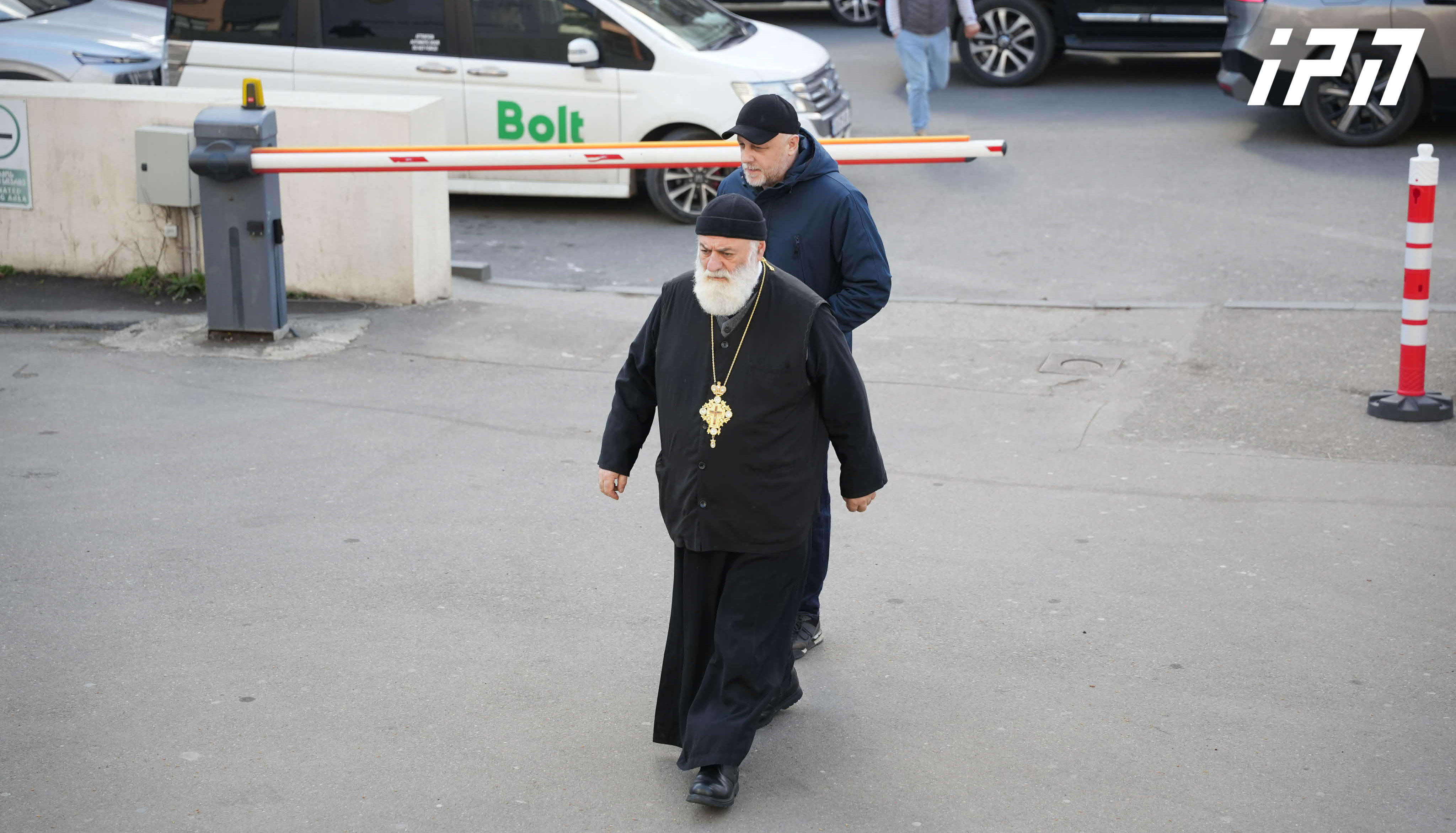 კავკასიის მედიცინის ცენტრში, სადაც პატრიარქია გადაყვანილი, სასულიერო პირები იკრიბებიან