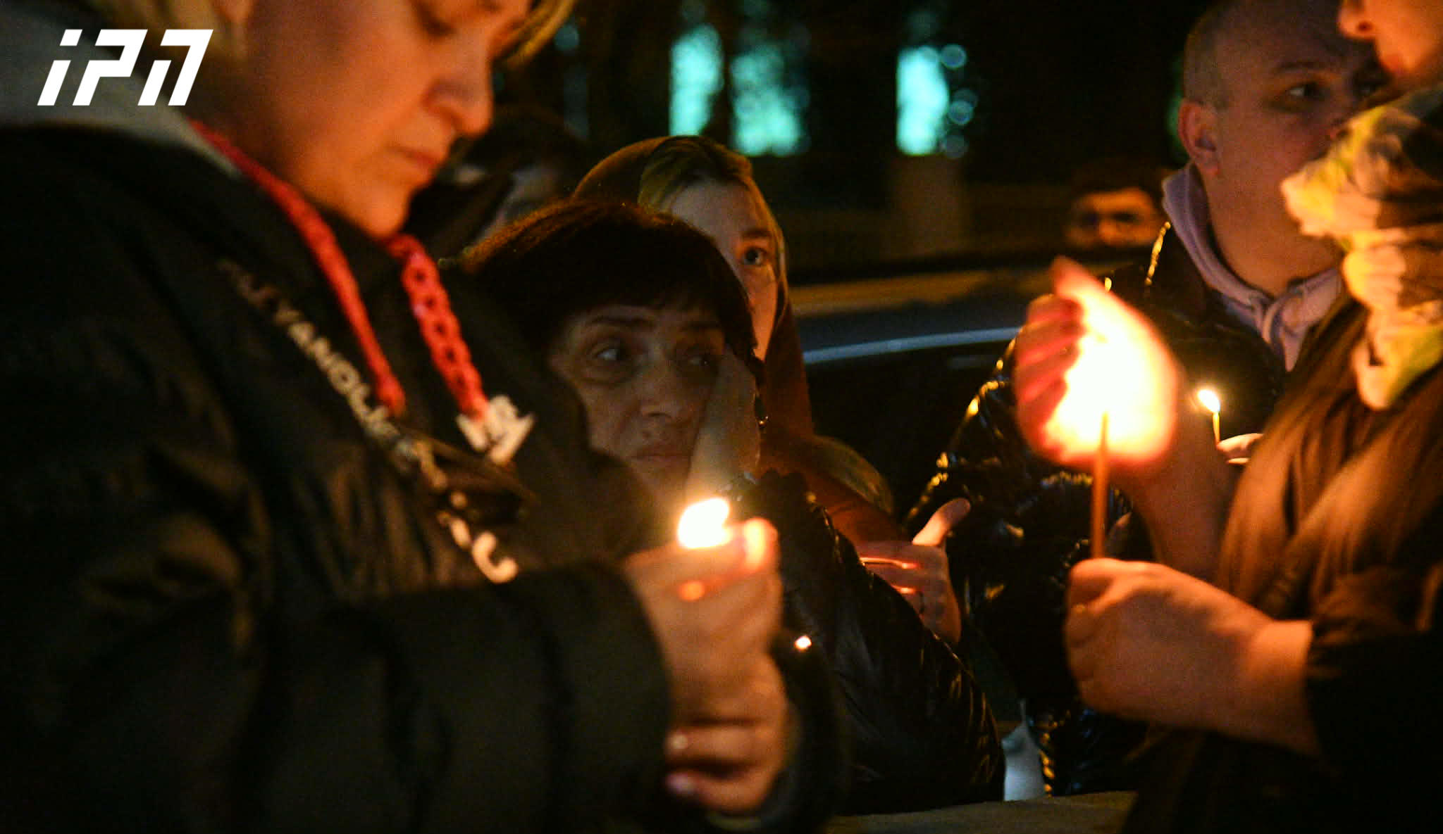 კავკასიის მედიცინის ცენტრთან მოქალაქეები იკრიბებიან