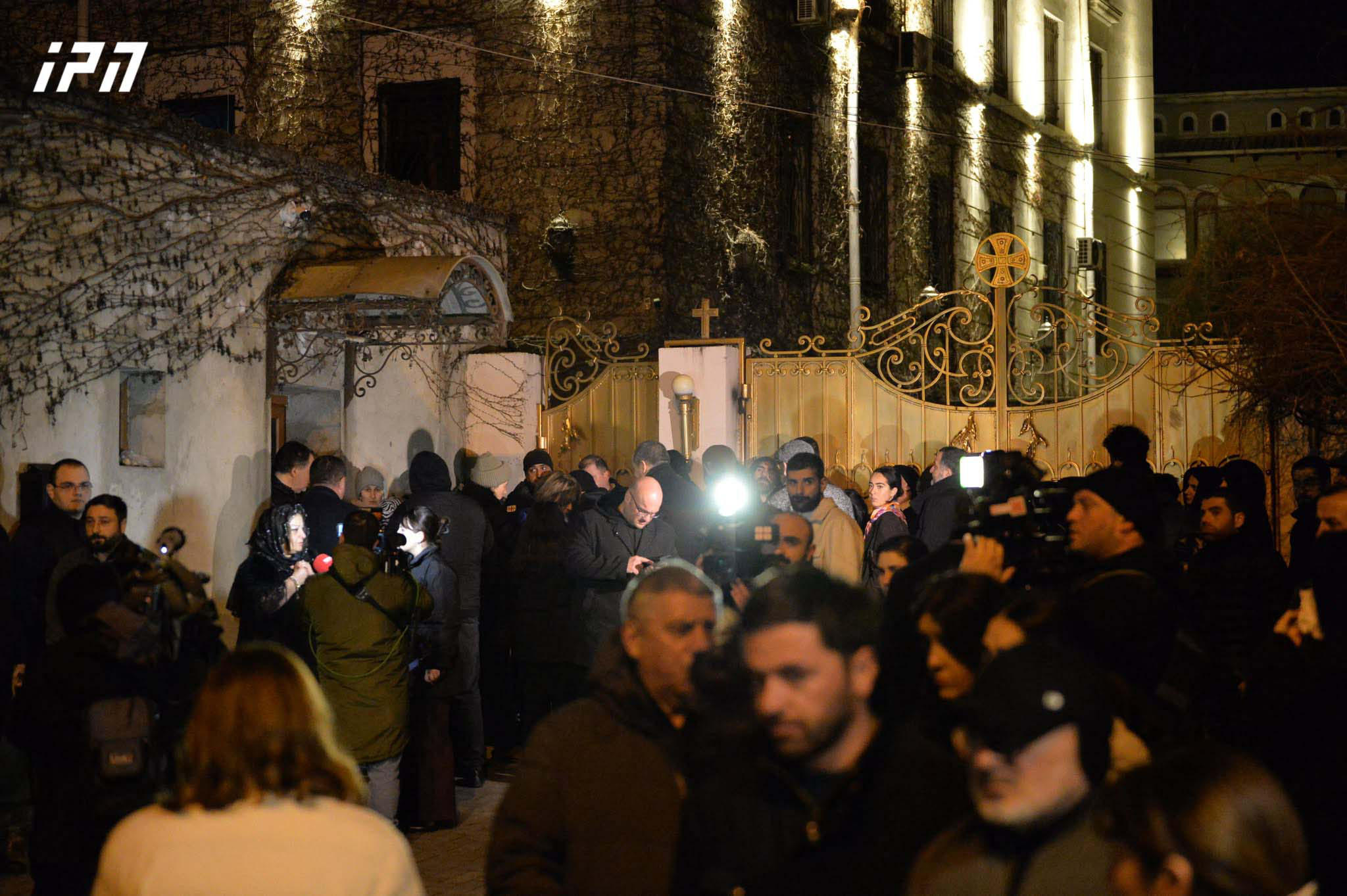 საპატრიარქოსთან მრევლია შეკრებილი