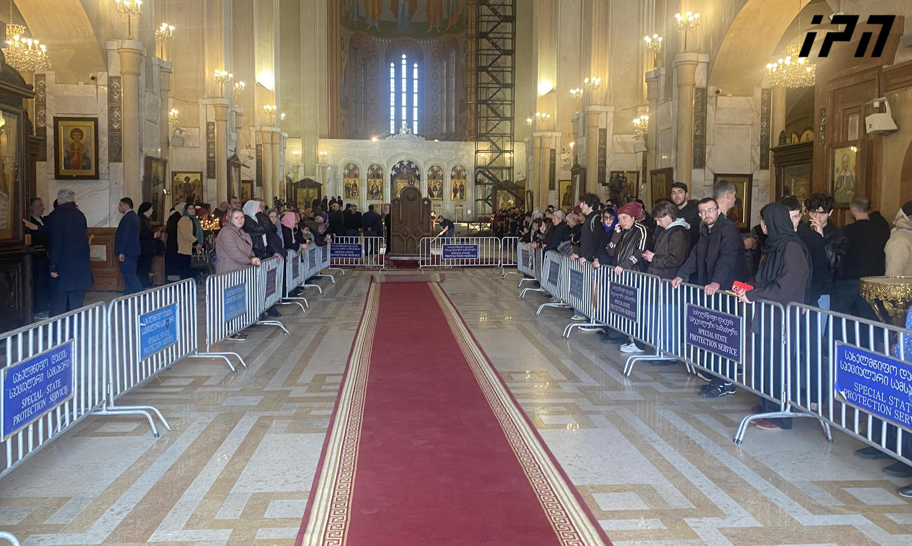 სამების საკათედრო ტაძარში, საპატრიარქო რეზიდენციიდან პატრიარქის გადასვენებისთვის ემზადებიან