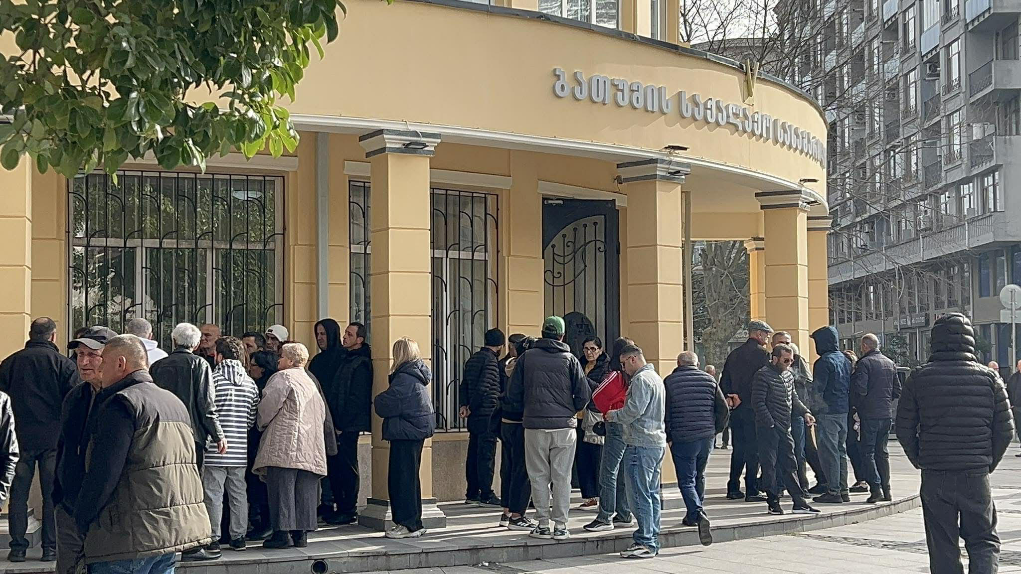 აჭარაში, „ქურდულ სამყაროსთან“ კავშირის ბრალდებით დაკავებულების ადვოკატების განცხადებით, სასამართლოს აღკვეთის ღონისძიების სახით გირაოს შესთავაზებენ