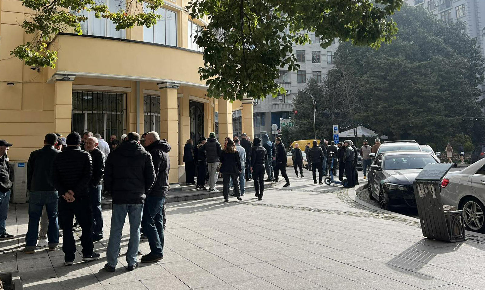 ბათუმის საქალაქო სასამართლომ „ქურდულ სამყაროსთან“ კავშირის ბრალდებით დაკავებულ 16 პირს პატიმრობა შეუფარდა, ქალ ბრალდებულს, მელანია ზოიძეს კი 7000-ლარიანი გირაო