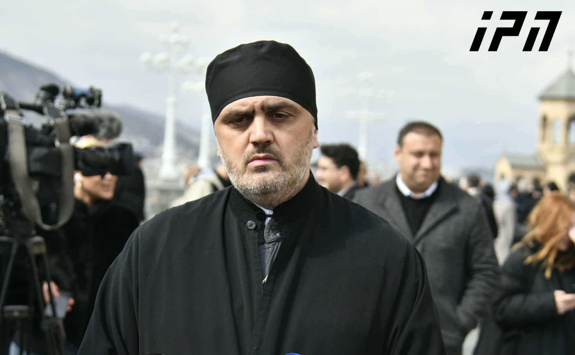 დეკანოზი თეიმურაზ თათარაშვილი - სამების ტაძარში ჯებირები მოეწყო, დაწესდა წესები, შესასვლელი კარიბჭე, ასევე ის, თუ რომელი კარიბჭიდან უნდა გავიდეს გამავალი ხალხი - კვირას ჩატარდება საგანგებო ლიტურგია და მსოფლიო პატრიარქი აღავლენს მსახურებას