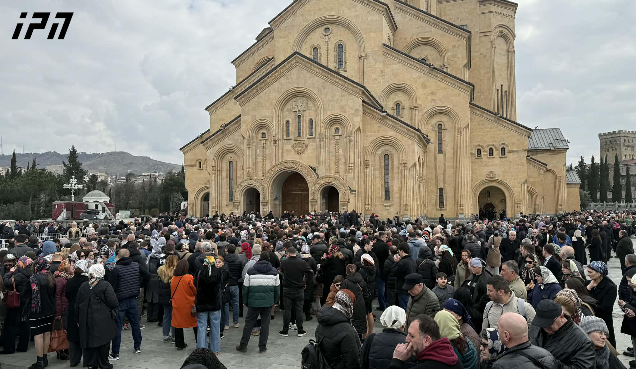 სამების ტაძარში ილია მეორის სამოქალაქო პანაშვიდი გრძელდება