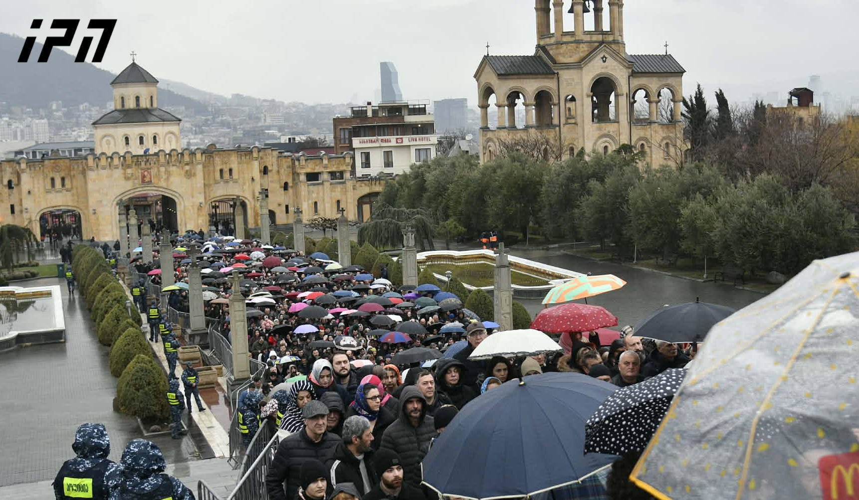 პატრიარქის სამოქალაქო პანაშვიდზე მოქალაქეთა ნაკადი არ წყდება - სამების ტაძრის ეზო და მიმდებარე ქუჩები ხალხით იყო სავსე მთელი ღამის განმავლობაშიც, ასობით მოქალაქეს რიგში ღამის გათენება მოუწია
