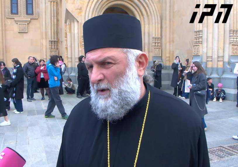 დეკანოზი იოანე - პატრიარქი აღარ დაგვტოვებს, აქ გვეყოლება ეკლესიაში, სადაც შეუძლიათ ადამიანებს მივიდნენ, პატრიარქს შენდობა სთხოვონ, დალოცვა მიიღონ და პატრიარქი აუცილებლად, როგორც სიცოცხლეში გვახარებდა, ისევე გაგვახარებს ყოველთვის