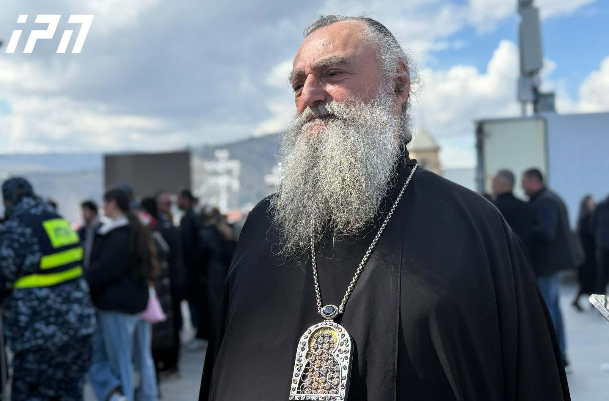 მეუფე ნიკოლოზი - ხვალ, 12:00 საათზე იქნება წესის აგება, რომელსაც მსოფლიო პატრიარქი ჩაუდგება სათავეში - წირვაში მონაწილეობას მიიღებს მეუფე შიო და სინოდის მღვდელმთავრები: 12 მღვდელი და 7 დიაკონი, ვინც ამ ტაძარში მსახურობენ