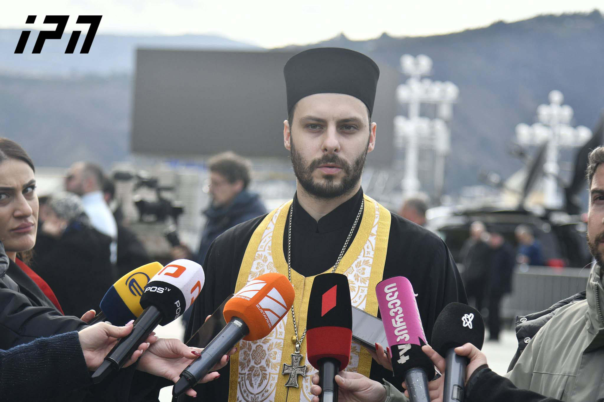 მამა საბა გაზდელიანი - ვისაც არ მიეცა შესაძლებლობა, მიახლოებოდა პატრიარქს, შესაძლებლობა ექნებათ, მსვლელობის დროს დაემშვიდობონ - დამონტაჟებული იქნება მონიტორებიც და ხმის გამაძლიერებლები, რომ პირდაპირ ეთერში იხილოთ დაკრძალვის ცერემონია