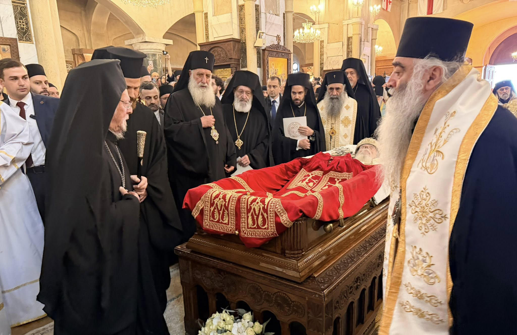 სამების ტაძარში ილია II-ის წესის აგების მსახურება მიმდინარეობს, რომელსაც მსოფლიო პატრიარქი ბართლომეოს I აღასრულებს