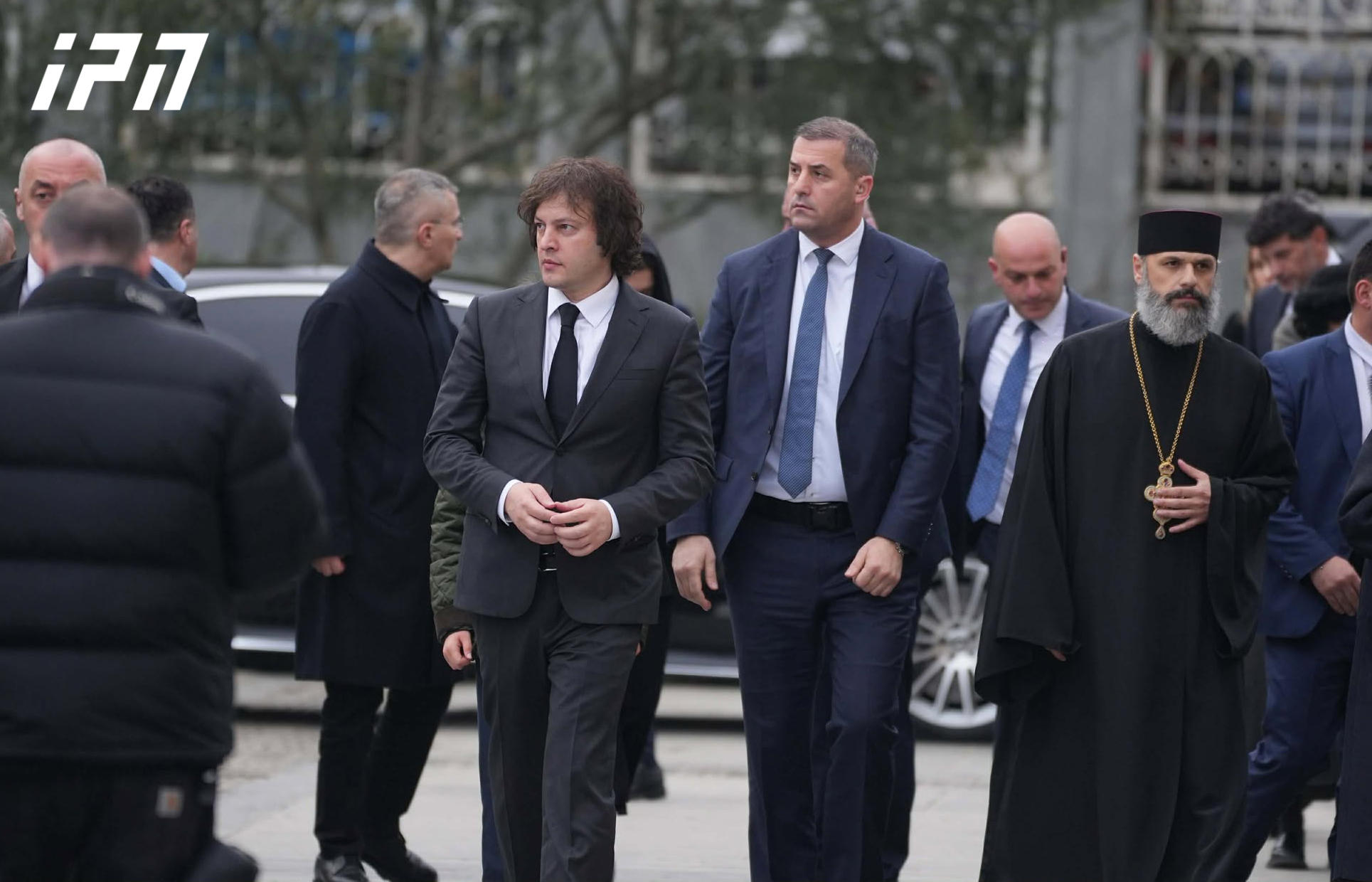 სამების ტაძარში პატრიარქისთვის პატივის მისაგებად საქართველოს ხელისუფლების წარმომადგენლები მივიდნენ