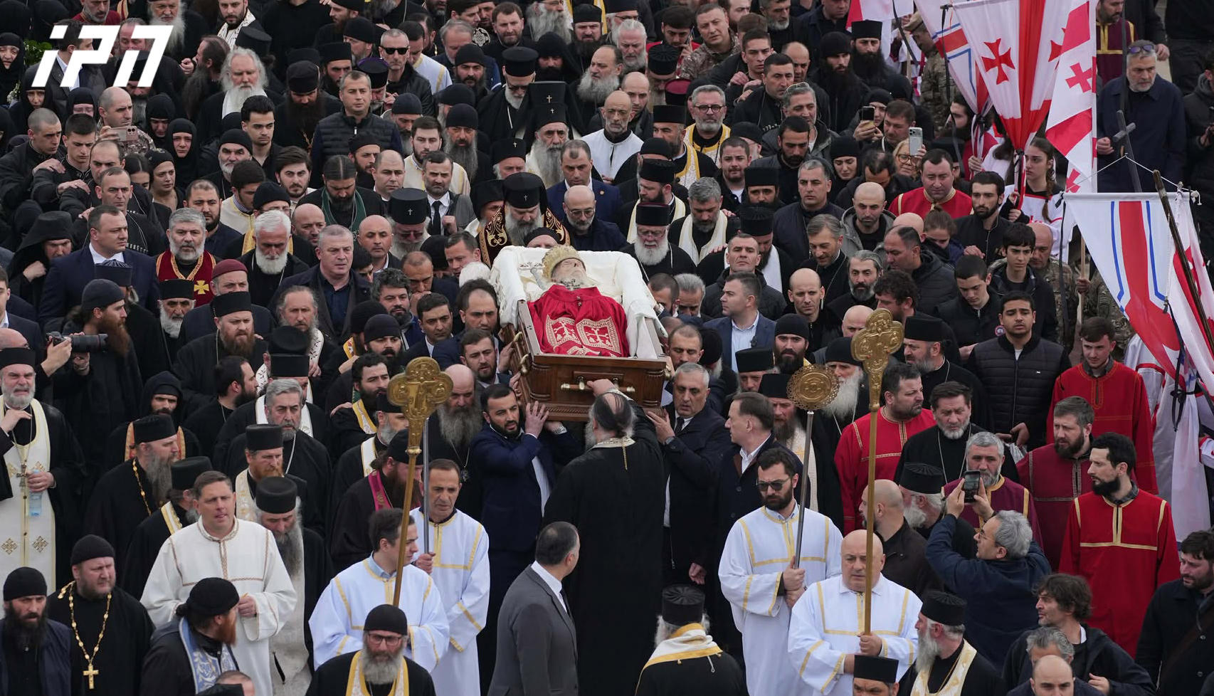 ილია მეორის სამგლოვიარო პროცესია სიონის ტაძრისკენ მიემართება - პატრიარქს უკანასკნელ გზაზე ათასობით მოქალაქე, ფეხით მიაცილებს