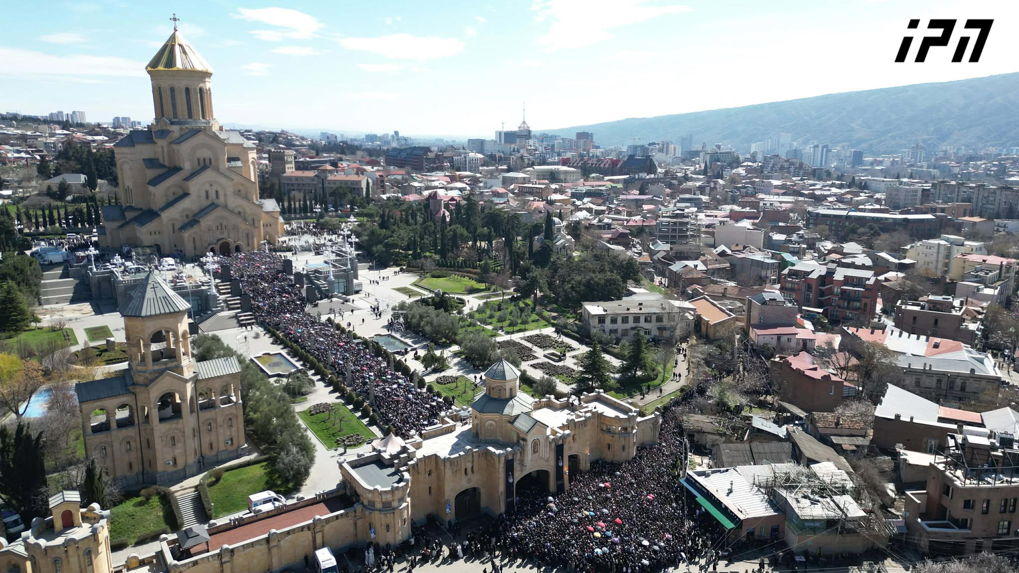 მრევლს პატრიარქთან დამშვიდობება უწმინდესის გამოსვენების შემდეგ, სამებიდან სიონის ტაძრამდე სამგლოვიარო მსვლელობისას შეეძლება