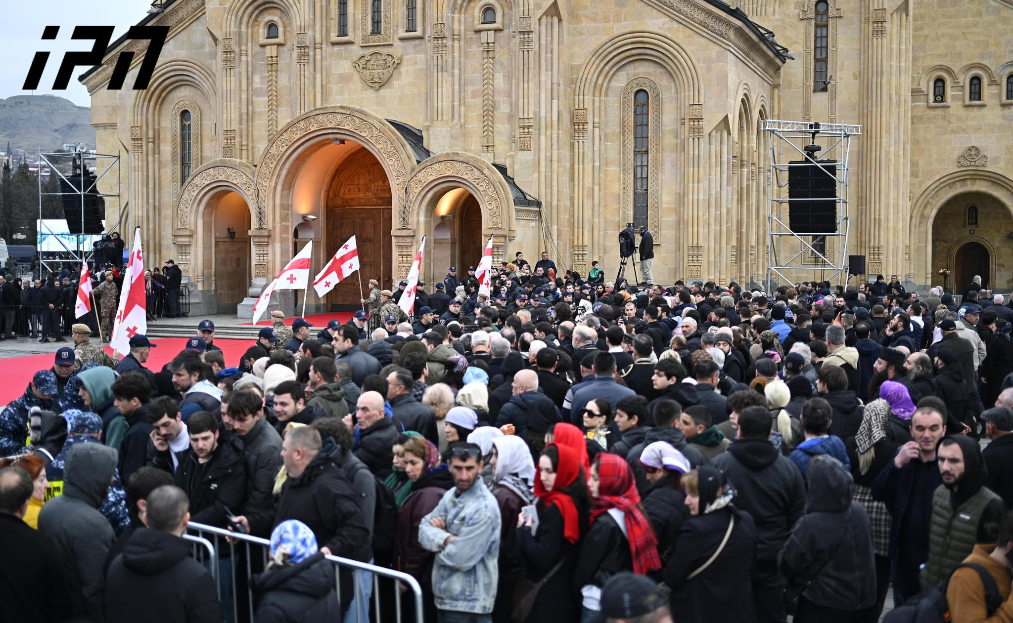 სამების საკათედრო ტაძრის ეზოში მოქალაქეების მცირე ნაწილის შეშვება ისევ დაიწყო