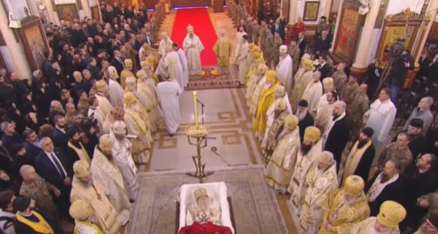 სამების ტაძარში წირვა მიმდინარეობს - მას წმინდა სინოდის წევრებთან ერთად, საპატრიარქო ტახტის მოსაყდრე, მიტროპოლიტი შიო ასრულებს