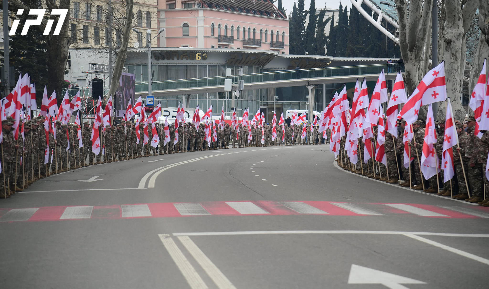 სამებიდან სიონის ტაძრამდე, მთელ პერიმეტრზე, სადაც პატრიარქის დაკრძალვის სამგლოვიარო მსვლელობა გაივლის, სამხედროებისგან შემდგარი სპეციალური კორიდორია მოწყობილი
