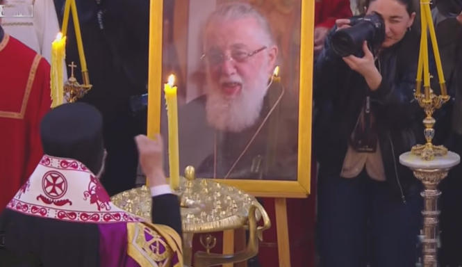 伊利亚二世的葬礼仪式正在圣三一大教堂进行，由普世牧首巴塞洛缪一世主持。