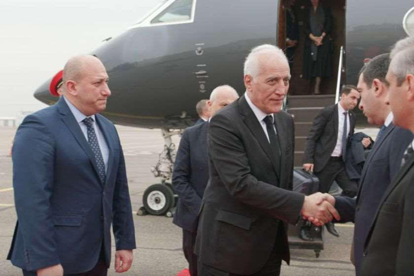 ილია მეორის დაკრძალვაზე დასასწრებად თბილისში სომხეთის პრეზიდენტი ჩამოვიდა