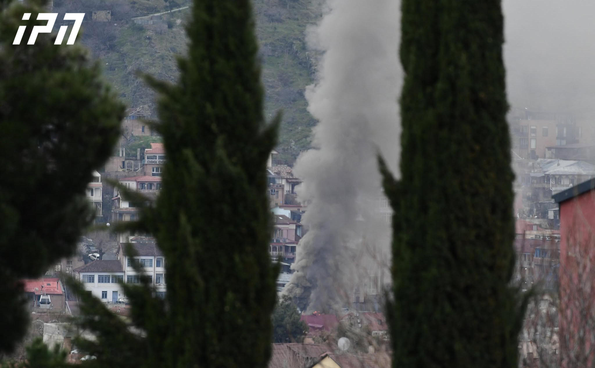 ძველ თბილისში იტალიური ტიპის ორსართულიან საცხოვრებელ სახლს ცეცხლი გაუჩნდა