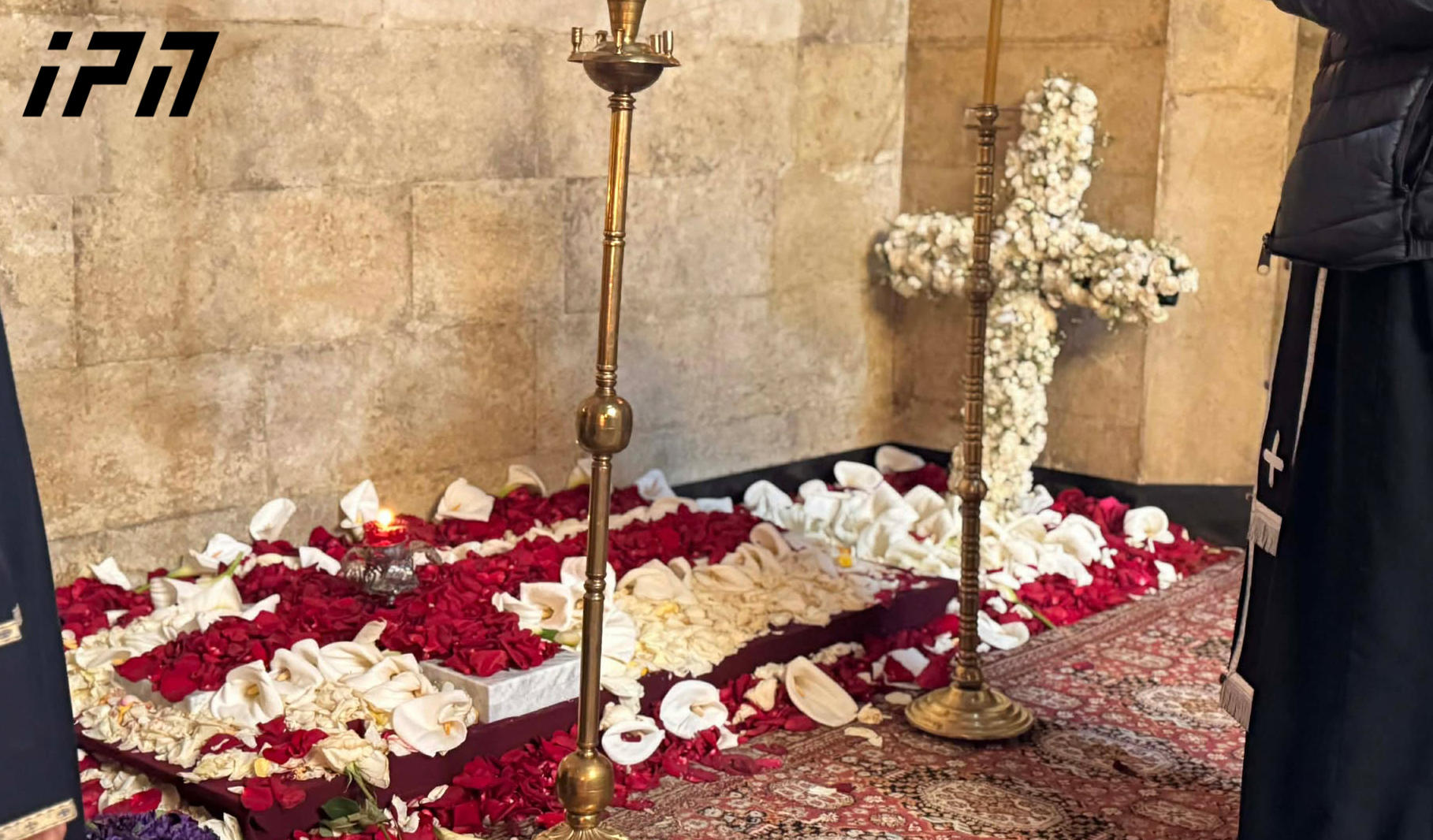 Citizens pay respects to Patriarch's memory at Sioni Cathedral since morning