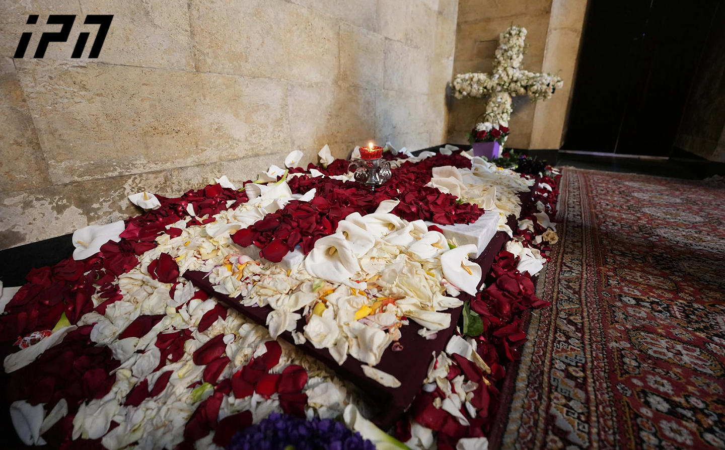 მოქალაქეები სიონის საპატრიარქო ტაძარში ილია მეორის საფლავზე დილიდან მიდიან