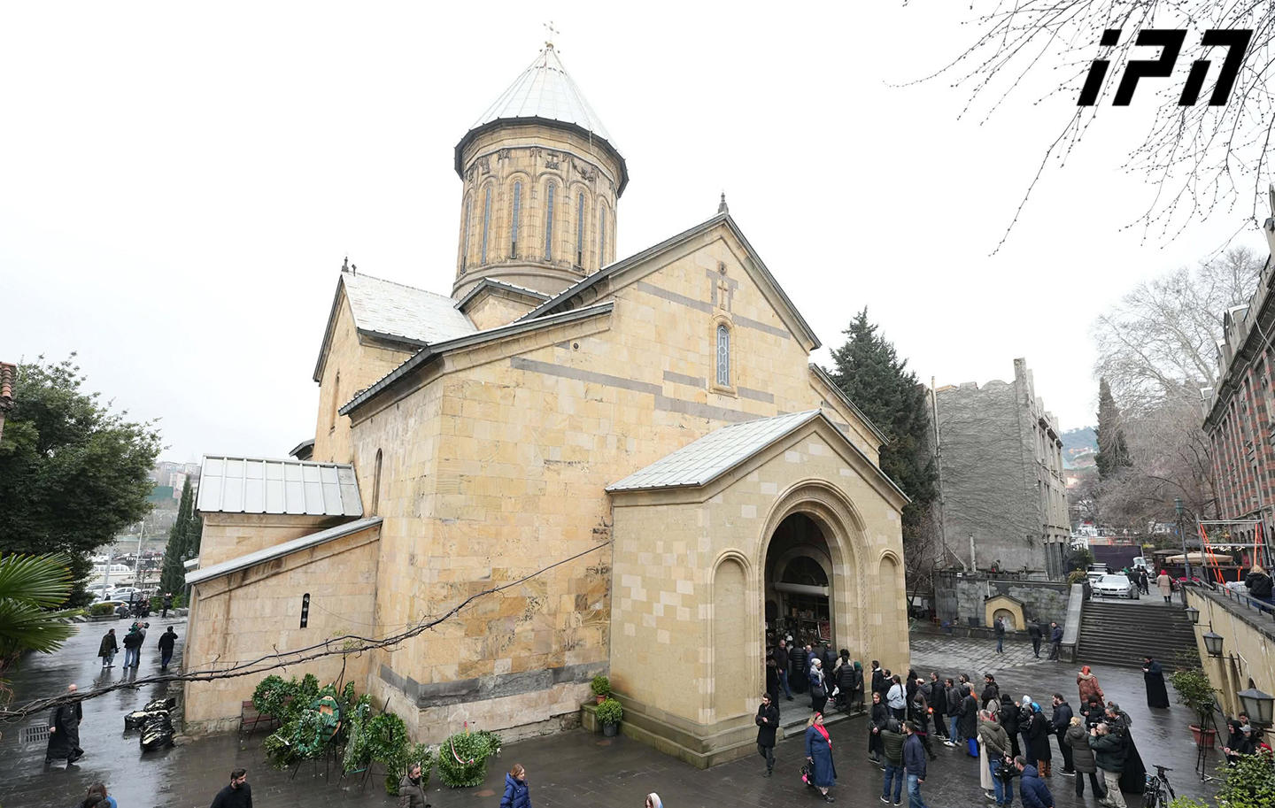 საპატრიარქო - სიონის ტაძარში, 40 დღის განმავლობაში, სასულიერო პირები მისი უწმინდესობის სულის საოხად დაიწყებენ პანაშვიდის გადახდას მგალობლების თანხლებით