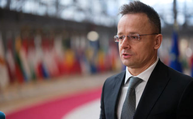 პიტერ სიიარტო - ვესაუბრები არა მხოლოდ რუსეთის საგარეო საქმეთა მინისტრს, არამედ სხვა ქვეყნების საგარეო საქმეთა მინისტრებს ევროკავშირის საბჭოს შეხვედრების როგორც დაწყებამდე, ასევე მათ შემდეგ